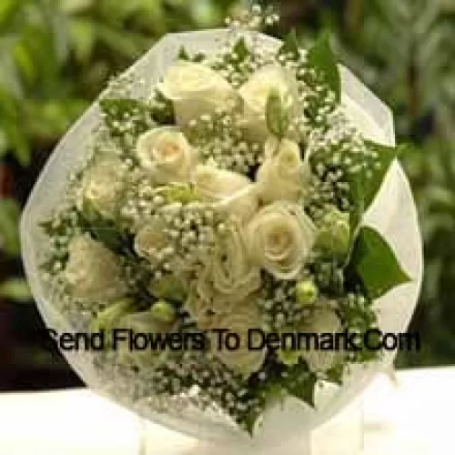 Bouquet de 12 roses blanches avec des remplisseurs